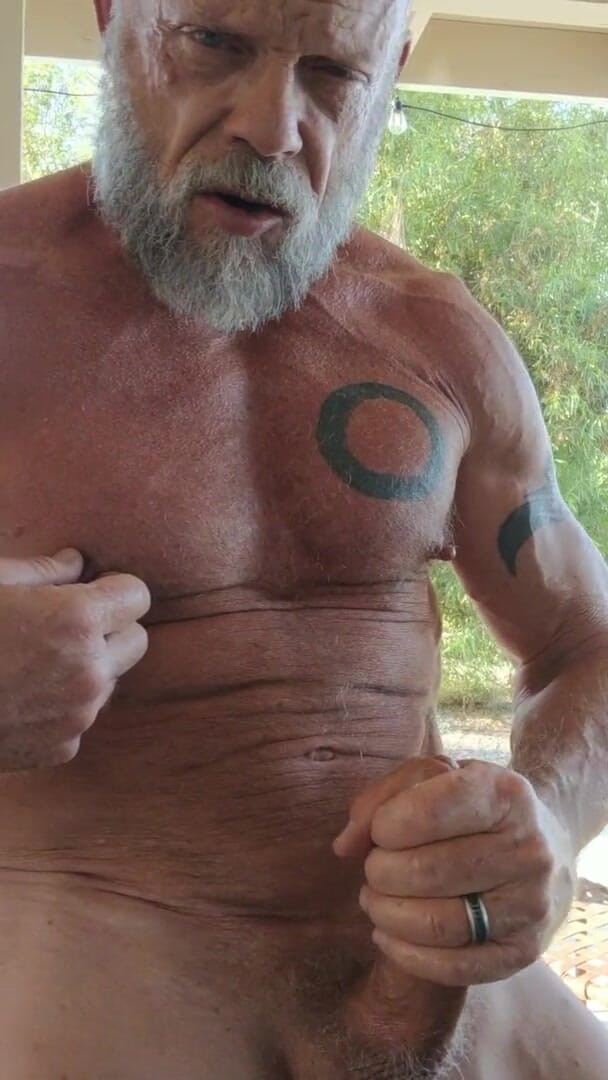 LADaveX: Un bărbat musculos excitat LA Dave își tachinează pula tare în curtea...