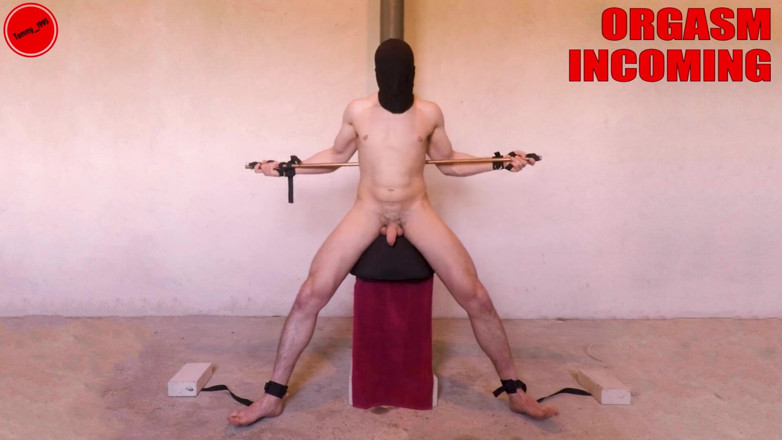 Tommy_1995: Estimulación de próstata Sybian restringida, orgasmos múltiples