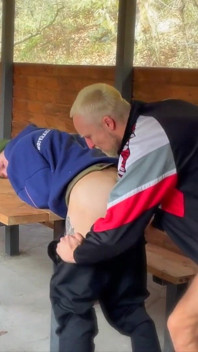 Twink meniduri teman bajingan di atas meja dalam posisi yang berbeda, ejakulasi di wajahnya