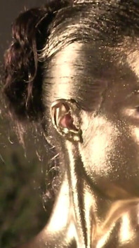 Goldene bodypainting