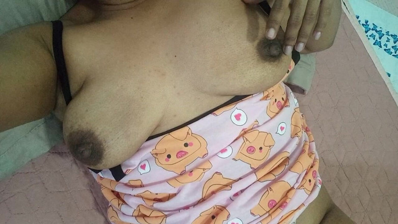 PATY PATY: Bruneta Babe masturbuje za horké noci a jak lahodná její...
