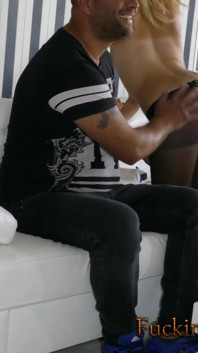 Pasangan casting di sofa mengambil temuduga untuk video lucah