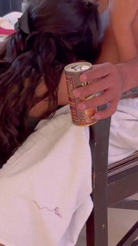 Caliente chica india Sofia y su novio danés teniendo un sexo romántico en la habitación del hotel parte 04