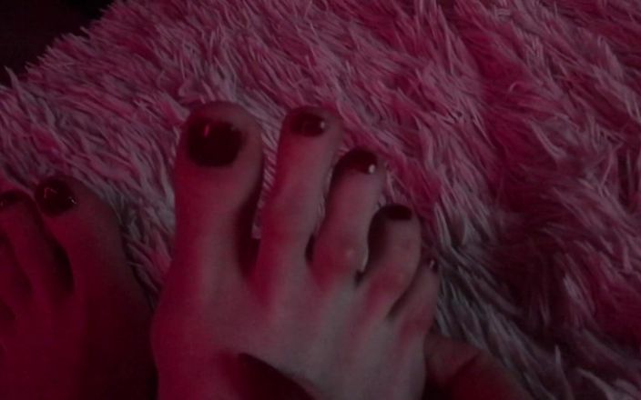 Bad ass bitch: Docela dlouhé nohy s červeně malovanými nehty