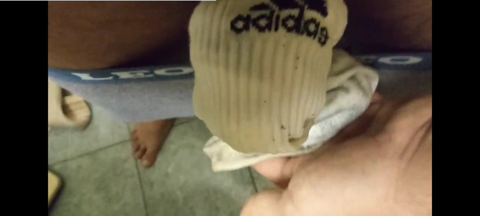 SmokedAlloy2: Dirtyjunkbro pisse dans la salle de bain, mais pas où...
