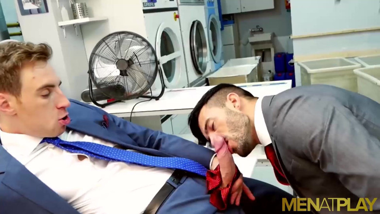 Menat Play: Kayden Grey, blonde menatplay, se fait sodomiser par l'étalon Andy...