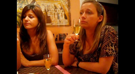 Femdom Austria: 与丰满的荡妇在客厅的经济支配