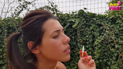 Smokin Fetish: Deliciosa morena fuma um charuto ao ar livre