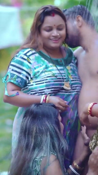 Trzy napalone Bhabhi zerżnięte przez indyjskiego dudhwala, gdy ich mąż nie w domu (Pełny hinduski film)