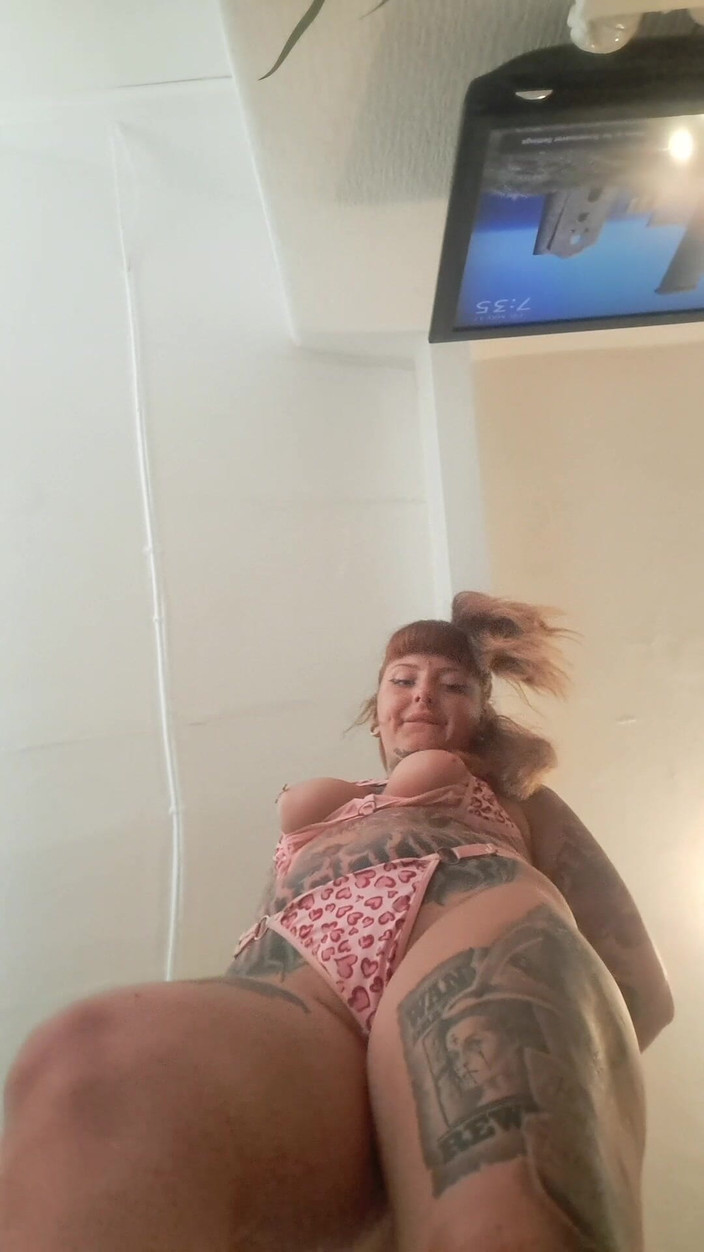 Yourfavecumslut: Obryně tě stříká svým zadkem / chodidly