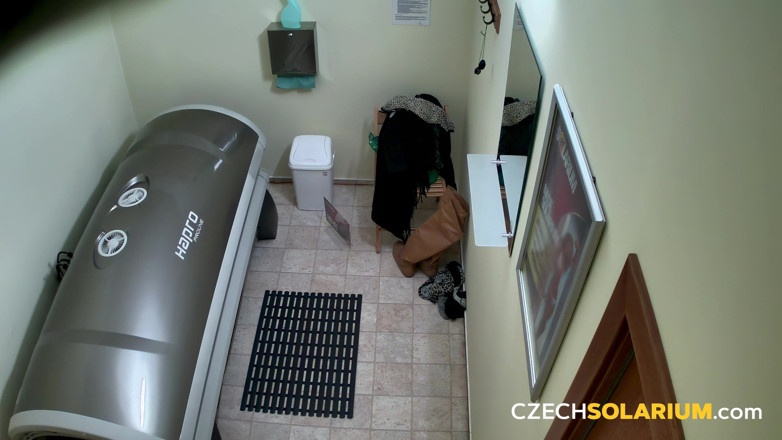 Czech Solarium: Czech Solarium 138 สาวร่านผมสีน้ําตาลแดงเล่นกับหีของเธอในโซลาเรียม