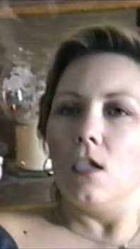 Grande cigarro fumando e dildo fodendo
