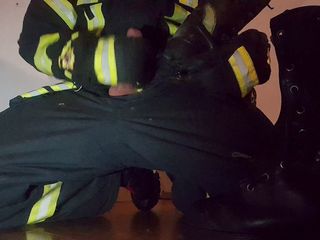 TheBootsStomper: 消防士は消防服を着て急降下