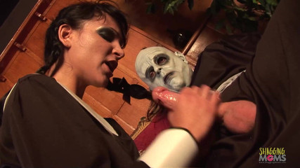 Granny Outlet: Její mise při hledání králíka vezme blonďatou milfku na anální...