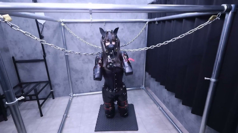 Aisan girl bondage: การมัดแบบคุกเข่าพร้อมการมัดด้วยยางลาเท็กซ์ การมัดโซ่