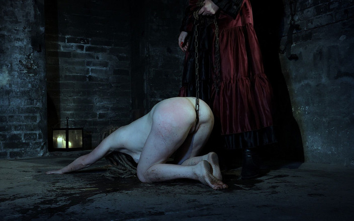 Inquisition and prison world: Le chien de la comtesse est nourri et traîné sur...