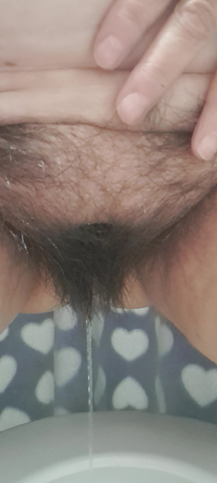 Mommy big hairy pussy: Je dégouline d’urine sur les poils de sa chatte