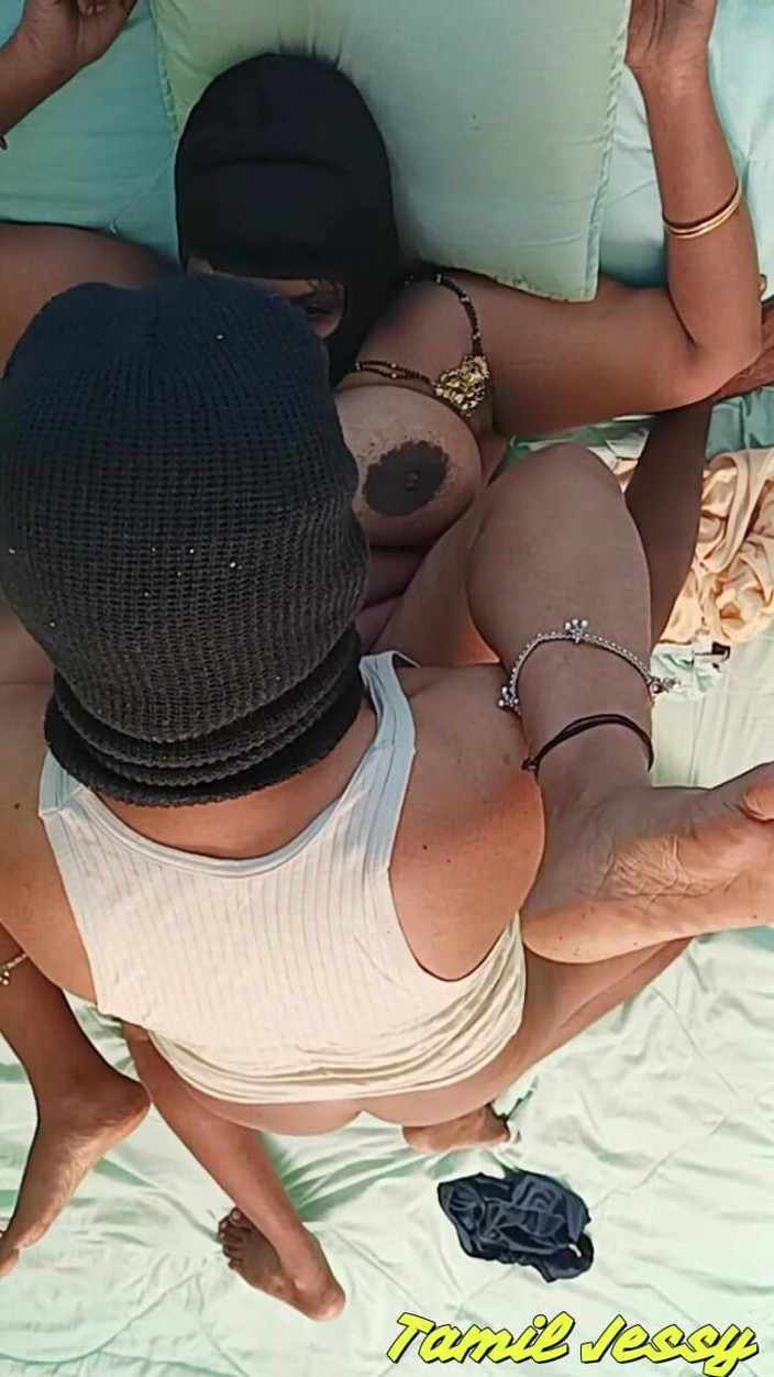 Tamil Jessy: Piernas en el hombro.