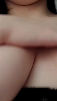 Sexy gigantessa succhia le sue tette e geme