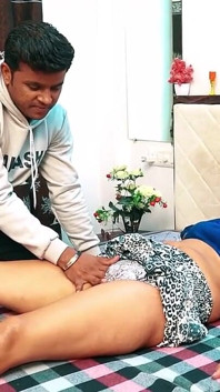 Eine verzweifelte ehefrau braucht sexuelle befriedigung von einem massagejungen