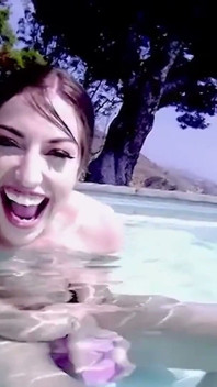 Usty Culona MILF Spencer Bradley Se Corre En La Piscina Mientras El Jefe Está Fuera