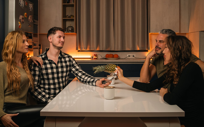 Laura Quest: Arkadaşlar bizi eş değiştirme dünyası ile tanıştıriyor