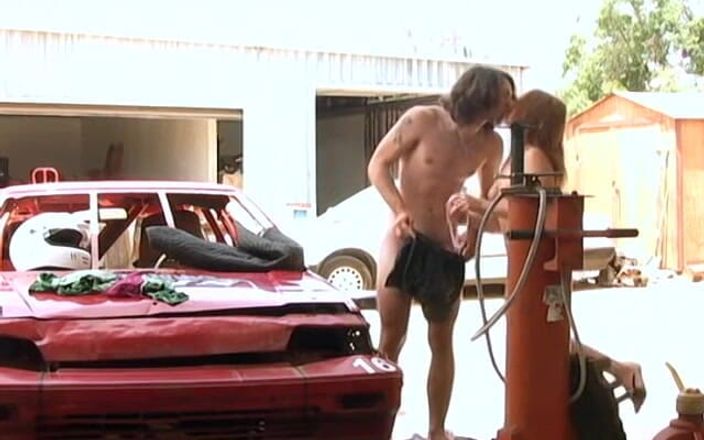 Homegrown GFs: Jizelle nimmt harten doggystyle in der garage