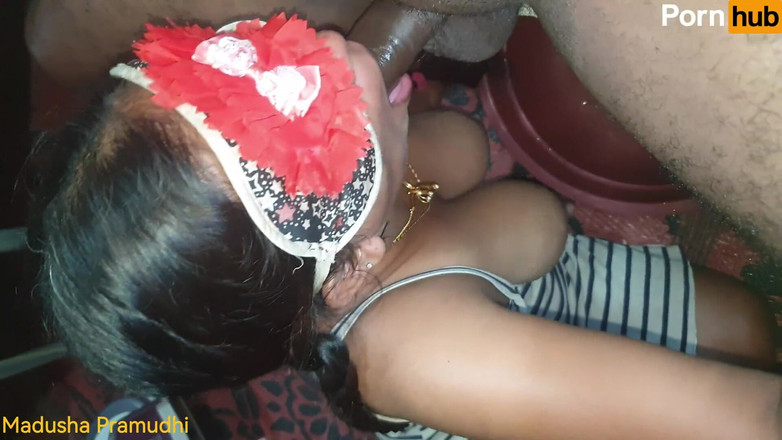 Tiyana: Awek mengambil batang besar tersedak mendalam &amp; selamba