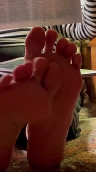 Stepmom Shows Candid Soles Ignores Me