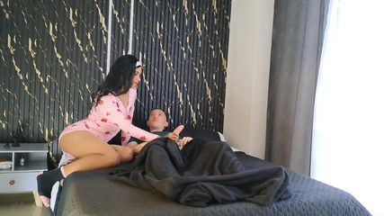 Valera Toro: (Валерия Торо) Он сидит на члене белого парня, пока не зачерпнет молоко в его задницу