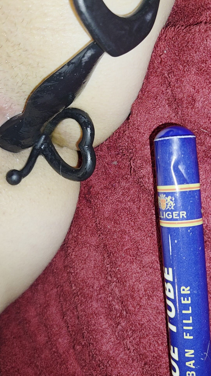 Ana Liz: Ana Liz propt haar hongerige kontgaatje en rekt haar strakke...