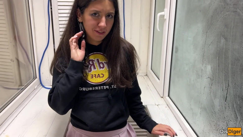 Dis Diger: Gadis imut ini disarankan untuk ngentot di balkon saat pacarnya...