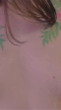 Mírame escupiendo en mis tetas ... Fluye hacia abajo como semen