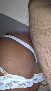 Ebony in sexy Lingeire neemt een blanke pik in haar mond en in haar poesje