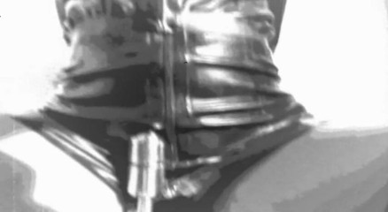 Fetish Desire: Lezbiyen lateks + takma yarak deneyi (ses yok ama müzik)