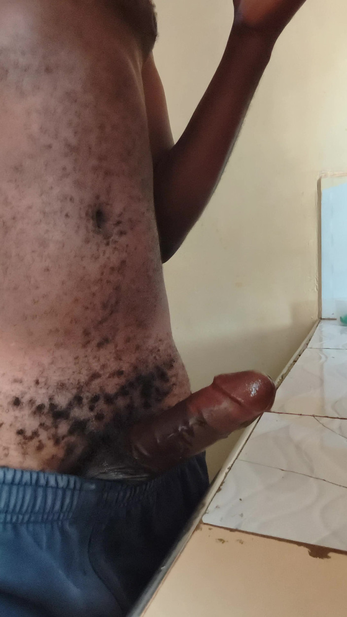 Kenyandick: Un petit ami solo branle sa bite bien dure tôt...