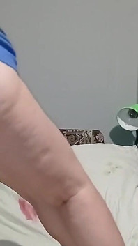 Eu assisto e me masturbo como minha madrasta fode minha meia-irmã com uma cinta-caralho