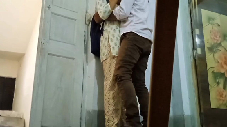 Fantacycutting: Učitelka tajně odvedla vesnickou studentku do místnosti a ošukal jí...