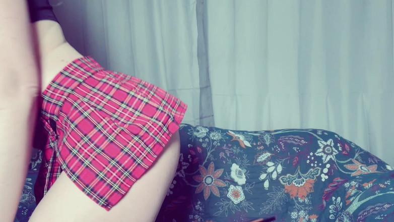 Bunnie Stevens: Un'auto-sculacciata e l'orgasmo della studentessa del college