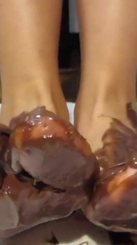 Kaki Saya Dengan Kuku Varnished, Semuanya Diliputi Dengan Krim Coklat