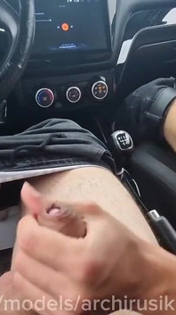 見知らぬ男が高速道路で車の中で犯され、ザーメンまみれ!