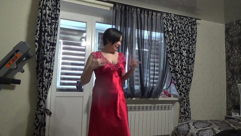 Sexy Milf: En seksi kıyafetim n4 modellik senin için seksi kırmızı saten...