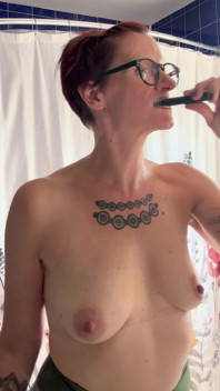 Szczotkowanie zębów topless!