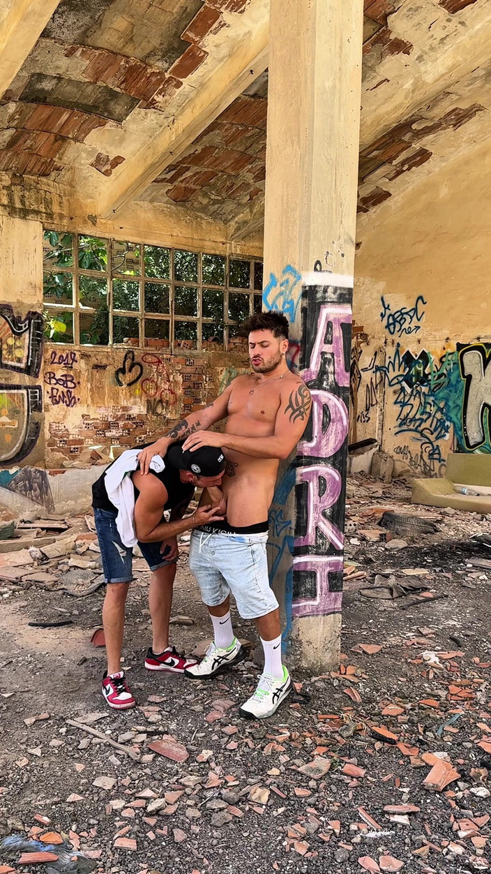 Carlos and Hector: Scopare In Una Casa Abbandonata