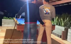 Halka açık bilardo salonunda genç bir eşcinseli prezervatifsiz sikiyor sıkı götüne boşalıyor