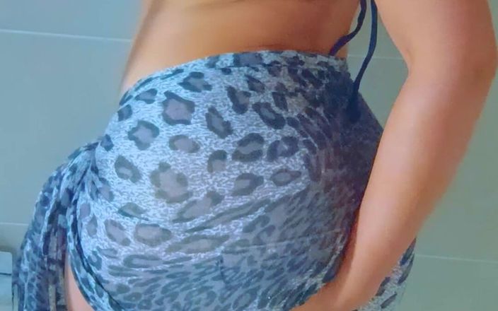 Little Dessert: Vacker garvad latina flicka ta en dusch efter stranden