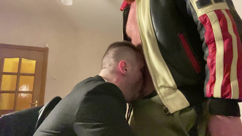 KinkySirius: Partea 1. Kinkysirius în costum se antrenează la maxim cu gura și cu...