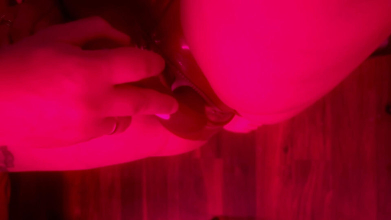 Velvet Witch 87: Latekste BDSM salıncağında sert sikiş