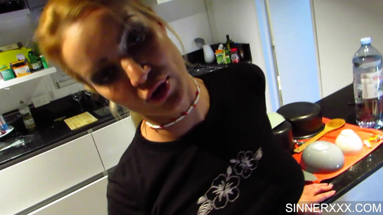 Sinners World: cepat di dapur dengan isteri panas - Cherry Kiss