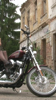 Seksi çoraplı karşı konulmaz bebek açık havada poz yapmayı seviyor